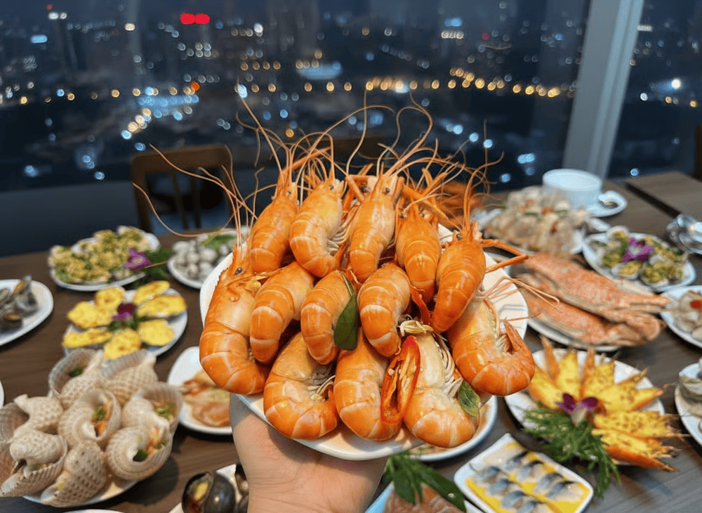 Thưởng thức hải sản trên biển .